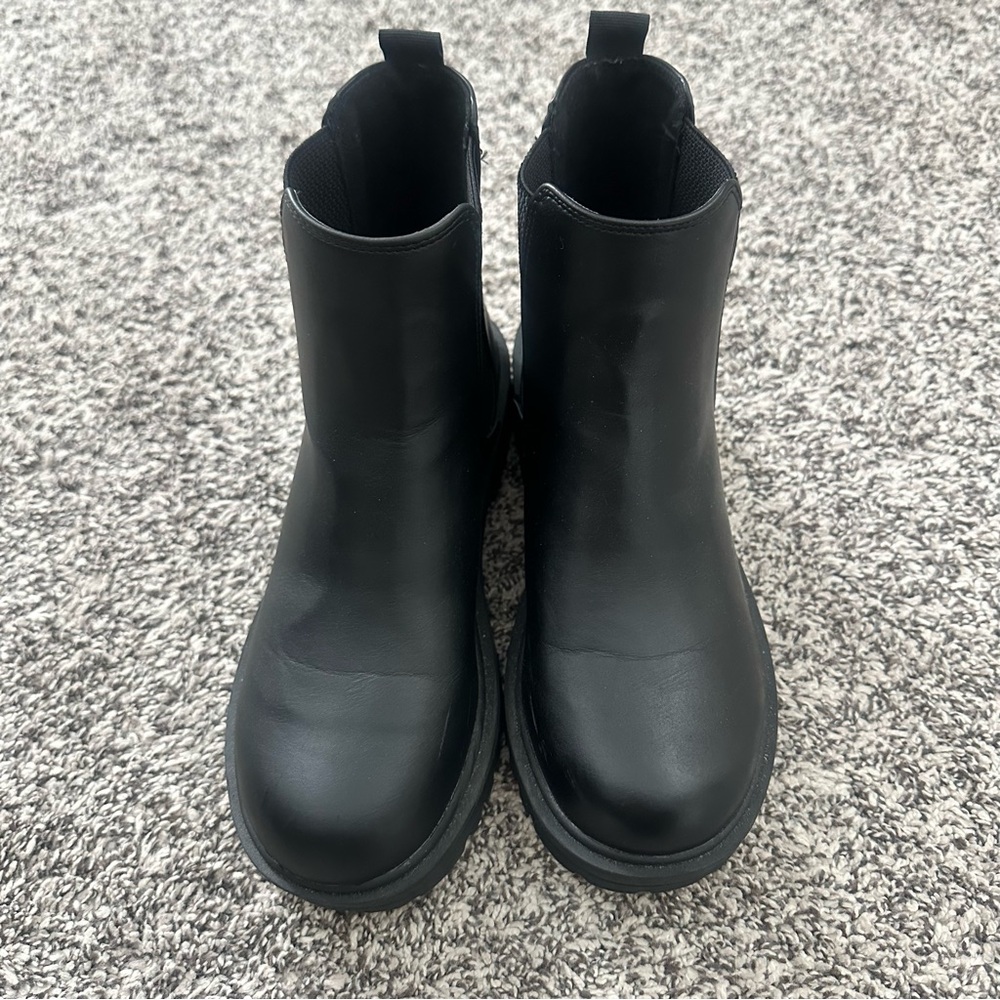 Unrated Black Slip On Chelsea Lugg Boots - Picture 3 of 5